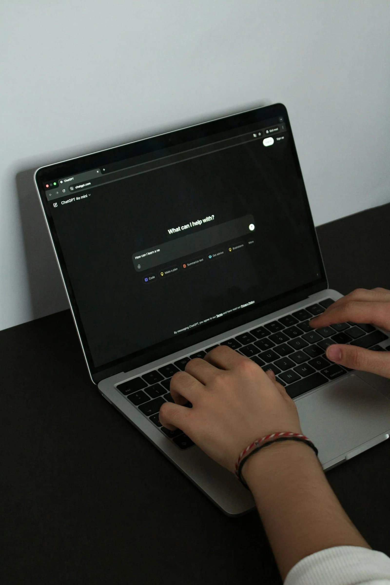 Laptop mit KI-Chat-Assistent auf dem Bildschirm