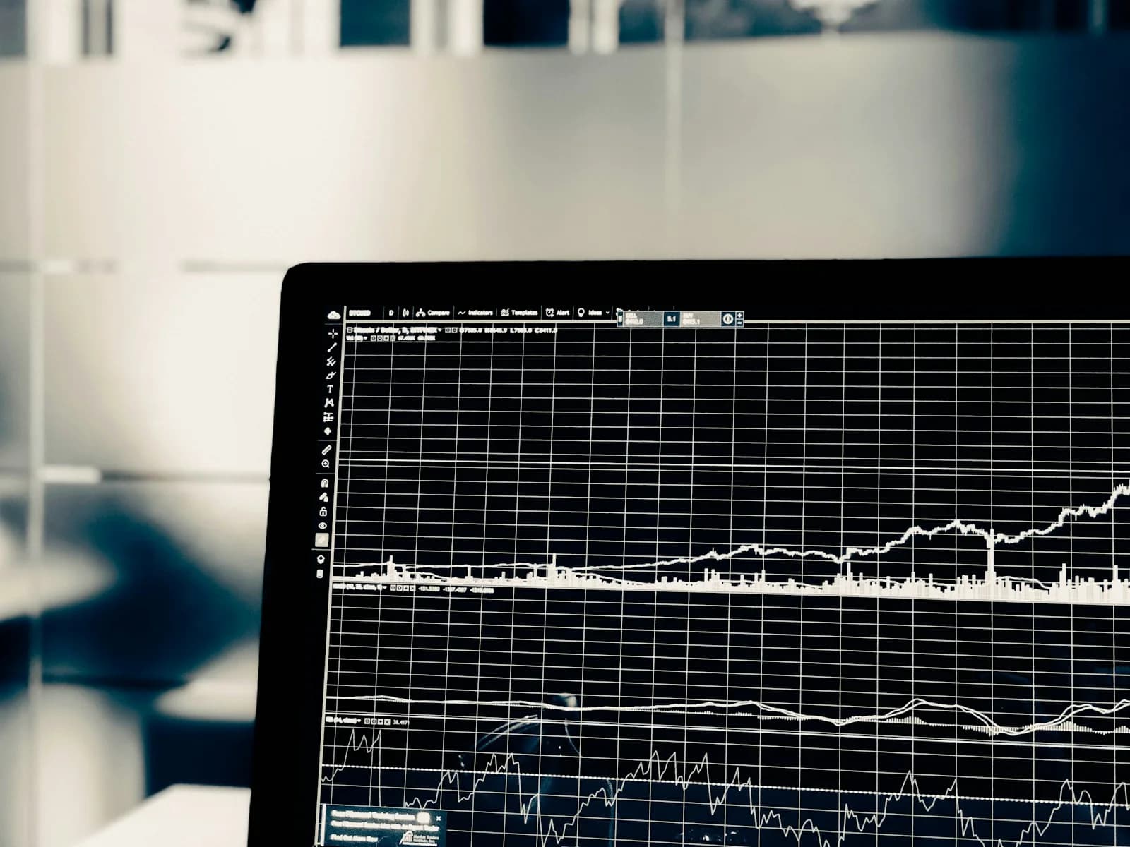 Dunkles Dashboard mit Linien- und Kurvendiagrammen