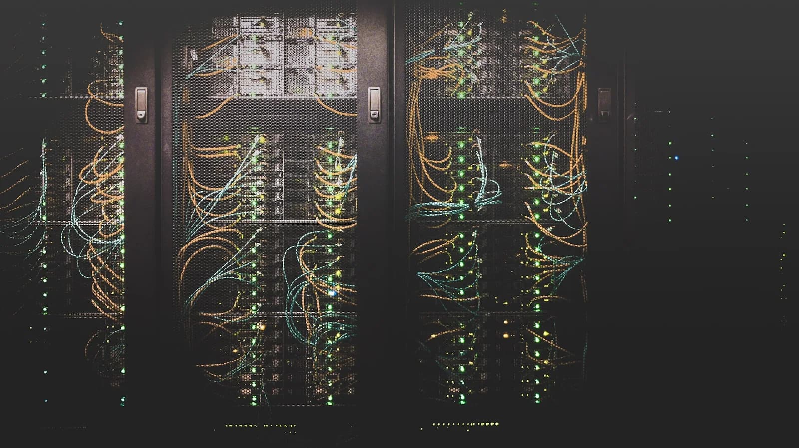 Serverracks in einem Rechenzentrum für Betrieb und Sicherheit